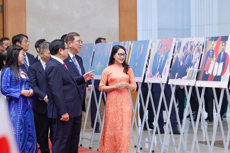 Trước khi hội đàm, Thủ tướng Phạm Minh Chính và Thủ tướng Nhật Bản Ishiba Shigeru cùng tham quan trưng bày ảnh về đất nước, con người và quan hệ tốt đẹp Việt Nam – Nhật Bản - Ảnh: VGP/Nhật Bắc Trước khi hội đàm, Thủ tướng Phạm Minh Chính và Thủ tướng Nhật Bản Ishiba Shigeru cùng tham quan trưng bày ảnh về đất nước, con người và quan hệ tốt đẹp Việt Nam – Nhật Bản - Ảnh: VGP/Nhật Bắc