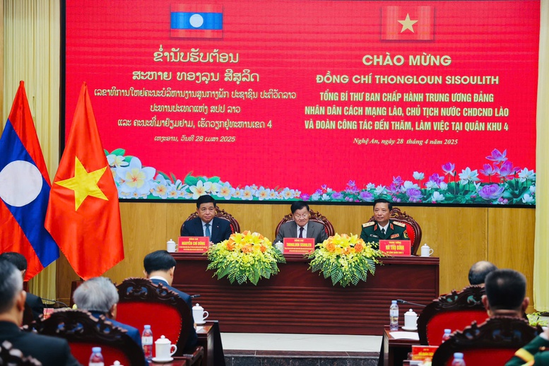 Tổng Bí thư, Chủ tịch nước Lào Thongloun Sisoulith, Phó Thủ tướng Chính phủ Nguyễn Chí Dũng dự buổi làm việc với Quân khu 4 - Ảnh: VGP/Thu Sa Tổng Bí thư, Chủ tịch nước Lào Thongloun Sisoulith, Phó Thủ tướng Chính phủ Nguyễn Chí Dũng dự buổi làm việc với Quân khu 4 - Ảnh: VGP/Thu Sa