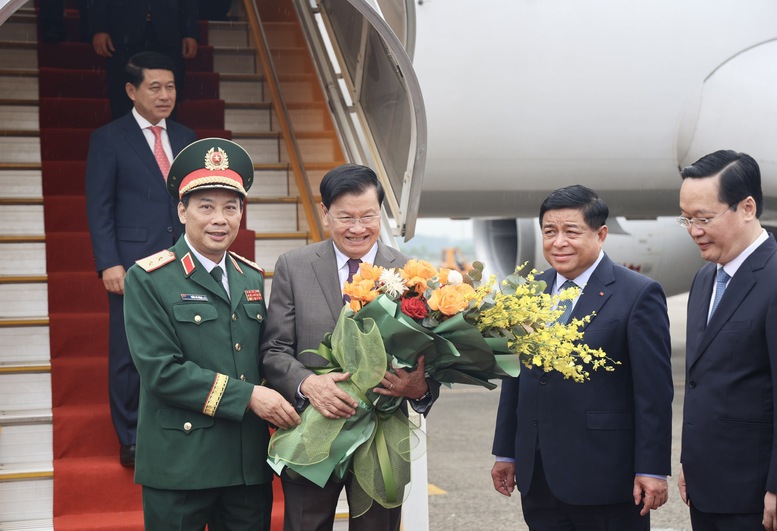 Phó Thủ tướng Nguyễn Chí Dũng đón Tổng Bí thư, Chủ tịch nước Lào Thongloun Sisoulith đến Việt Nam dự Lễ kỷ niệm 50 năm ngày thống nhất đất nước, đồng thời dự lễ khai trương Bến số 3, Cảng quốc tế Lào-Việt, Khu kinh tế Vũng Áng - Ảnh: VGP/Thu Sa Phó Thủ tướng Nguyễn Chí Dũng đón Tổng Bí thư, Chủ tịch nước Lào Thongloun Sisoulith đến Việt Nam dự Lễ kỷ niệm 50 năm ngày thống nhất đất nước, đồng thời dự lễ khai trương Bến số 3, Cảng quốc tế Lào-Việt, Khu kinh tế Vũng Áng - Ảnh: VGP/Thu Sa