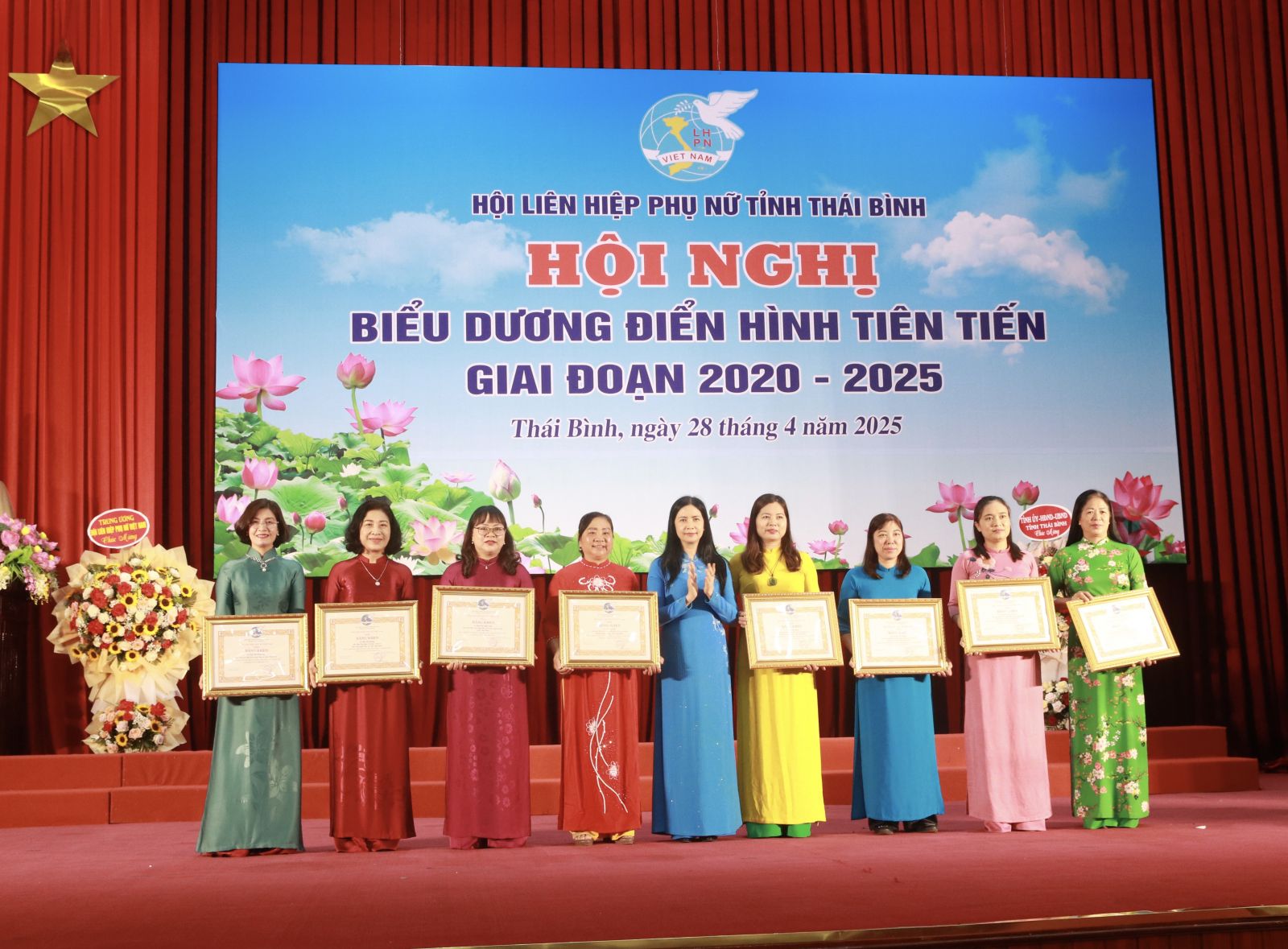 Đồng chí Trần Lan Phương, Phó Chủ tịch Hội LHPN Việt Nam tặng Bằng khen của Hội LHPN Việt Nam cho các cá nhân có thành tích xuất sắc trong công tác hội.