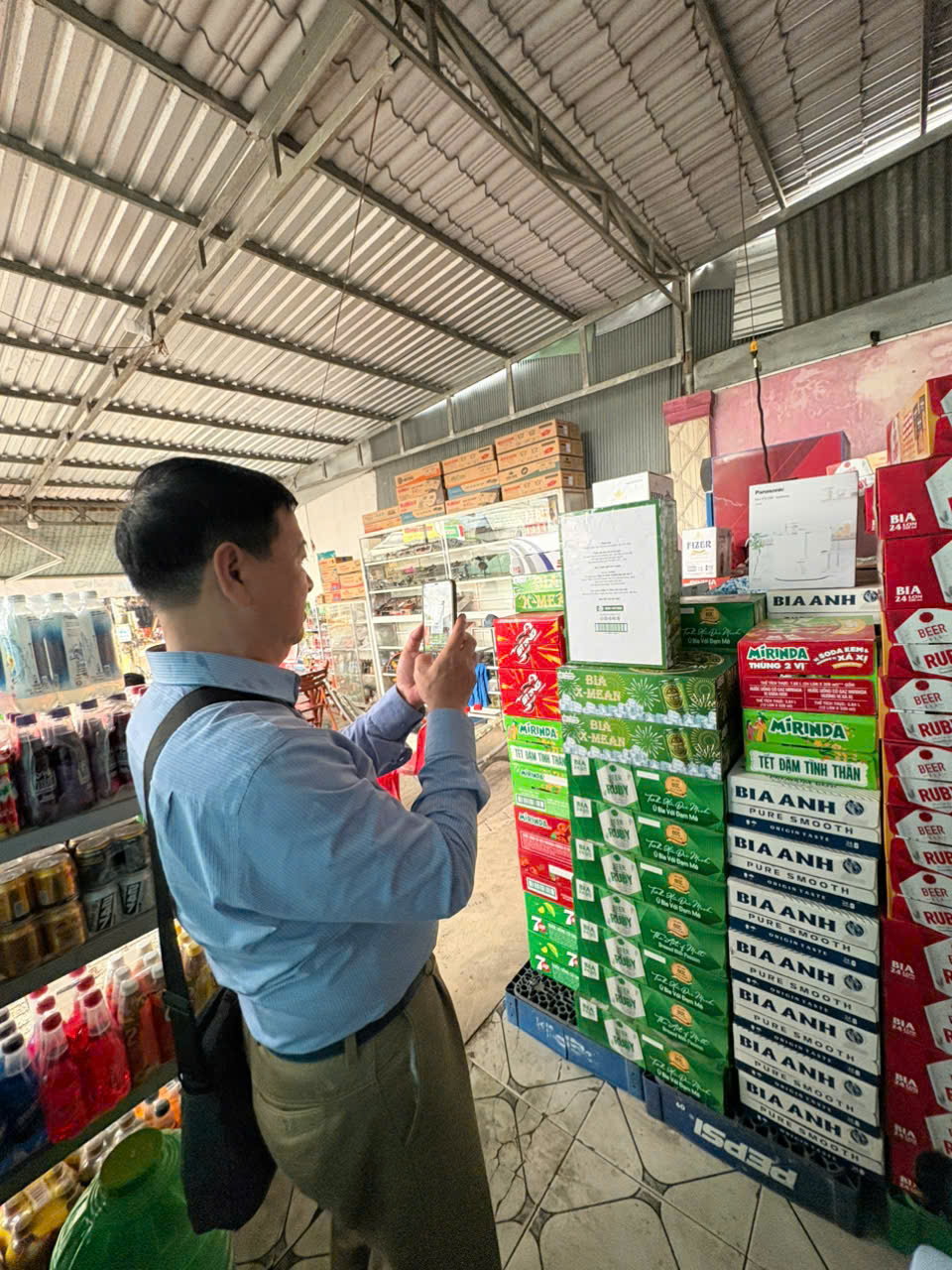 Nhiều loại bia lon giá rẻ được bày bán tràn lan tại các tiệm tạp hóa, các đại lý và nhà phân phối tại nhiều tỉnh miền Tây