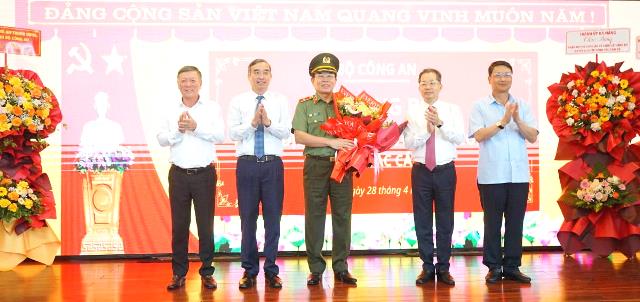 Các đồng chí lãnh đạo Thành ủy, HĐND, UBND, UBMTTQ Việt Nam thành phố tặng hoa chúc mừng Thiếu tướng Vũ Xuân Viên. Các đồng chí lãnh đạo Thành ủy, HĐND, UBND, UBMTTQ Việt Nam thành phố tặng hoa chúc mừng Thiếu tướng Vũ Xuân Viên.