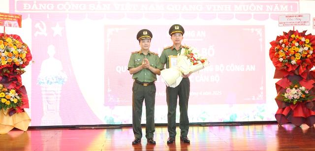 Thiếu tướng Đặng Hồng Đức trao Quyết định giao phụ trách Công an thành phố cho Thượng tá Nguyễn Đại Đồng – Phó Giám đốc Công an thành phố. Thiếu tướng Đặng Hồng Đức trao Quyết định giao phụ trách Công an thành phố cho Thượng tá Nguyễn Đại Đồng – Phó Giám đốc Công an thành phố.