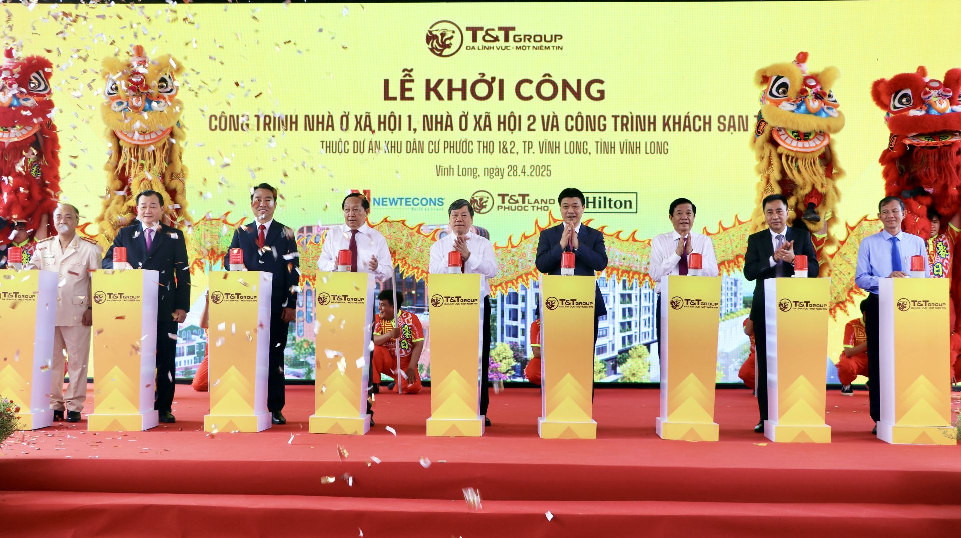 Các đại biểu thực hiện nghi lễ khởi công công trình nhà ở xã hội và khách sạn thuộc dự án Khu dân cư Phước Thọ 1 & 2