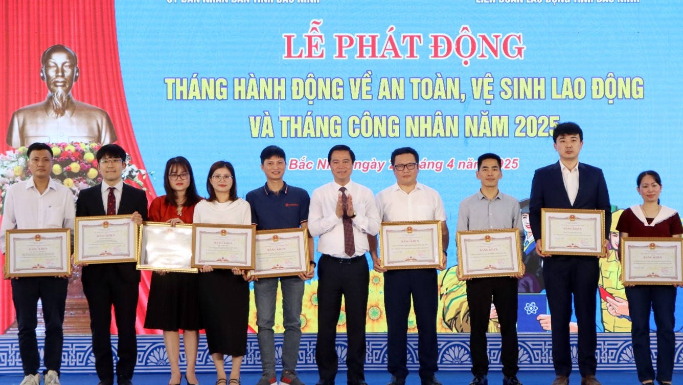 Phó Chủ tịch UBND tỉnh Lê Xuân Lợi trao Bằng khen của Chủ tịch UBND tỉnh cho các tập thể, cá nhân có thành tích xuất sắc trong công tác an toàn, vệ sinh lao động năm 2024. Phó Chủ tịch UBND tỉnh Lê Xuân Lợi trao Bằng khen của Chủ tịch UBND tỉnh cho các tập thể, cá nhân có thành tích xuất sắc trong công tác an toàn, vệ sinh lao động năm 2024.