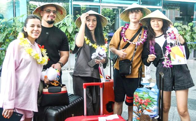 Những du khách Uzbekistan rất hào hứng khi đặt chan đến sân bay quốc tế Đà Nẵng. Những du khách Uzbekistan rất hào hứng khi đặt chan đến sân bay quốc tế Đà Nẵng.