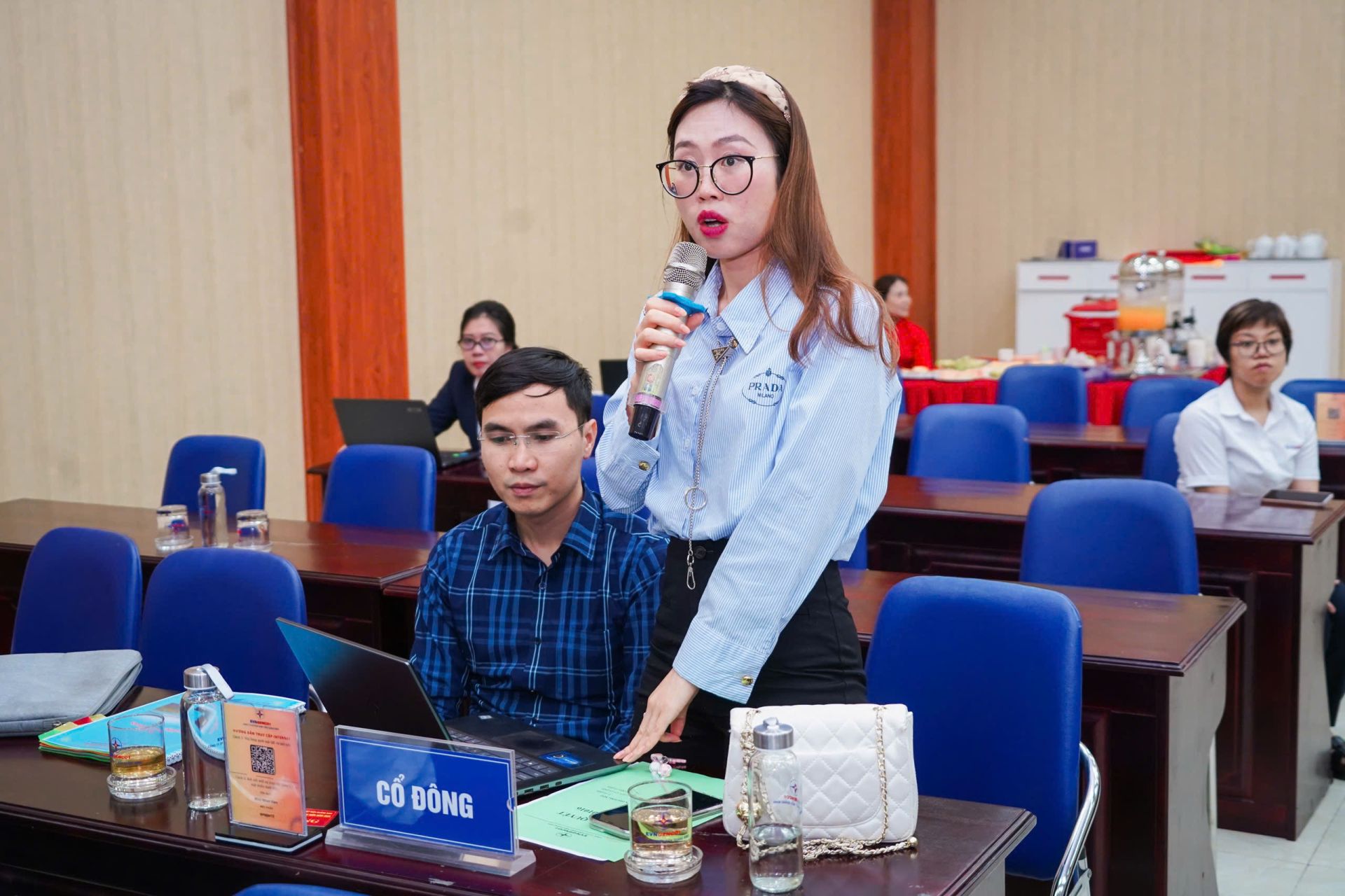 Cổ đông phát biểu ý kiến tại Đại hội Cổ đông phát biểu ý kiến tại Đại hội