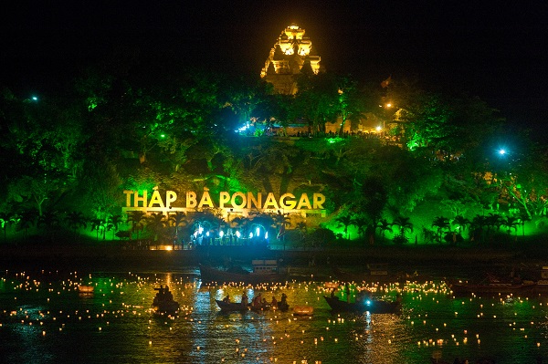 Đêm hoa đăng trên sông Cái Nha Trang trong Đại lễ Vesak 2008 (Ảnh TL minh họa) Đêm hoa đăng trên sông Cái Nha Trang trong Đại lễ Vesak 2008 (Ảnh TL minh họa)