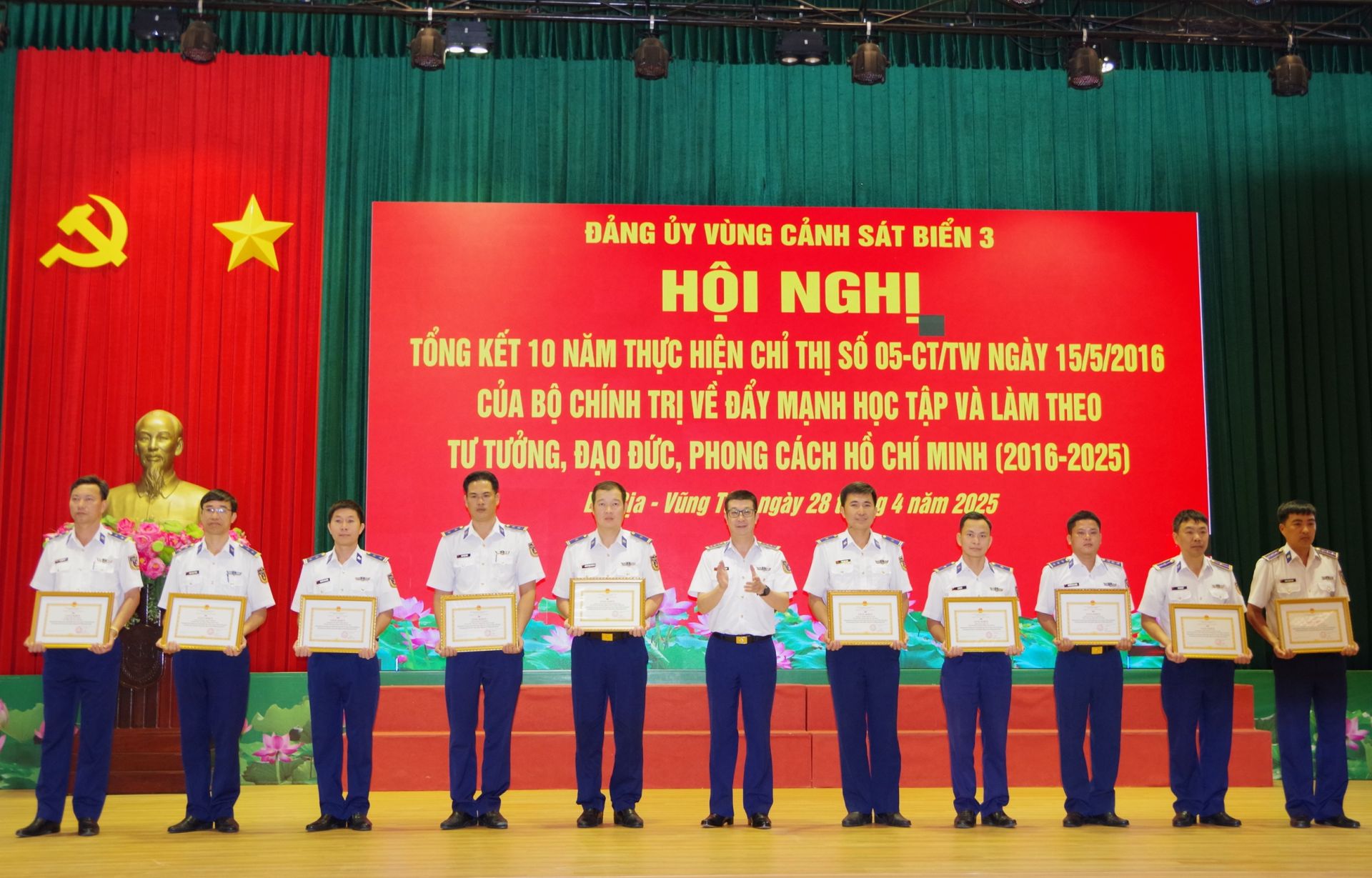 Đại tá Nguyễn Minh Khánh, Phó Tư lệnh - TMT trao thưởng cho các cá nhân đạt thành tích trong 10 năm thực hiện chỉ thị 05