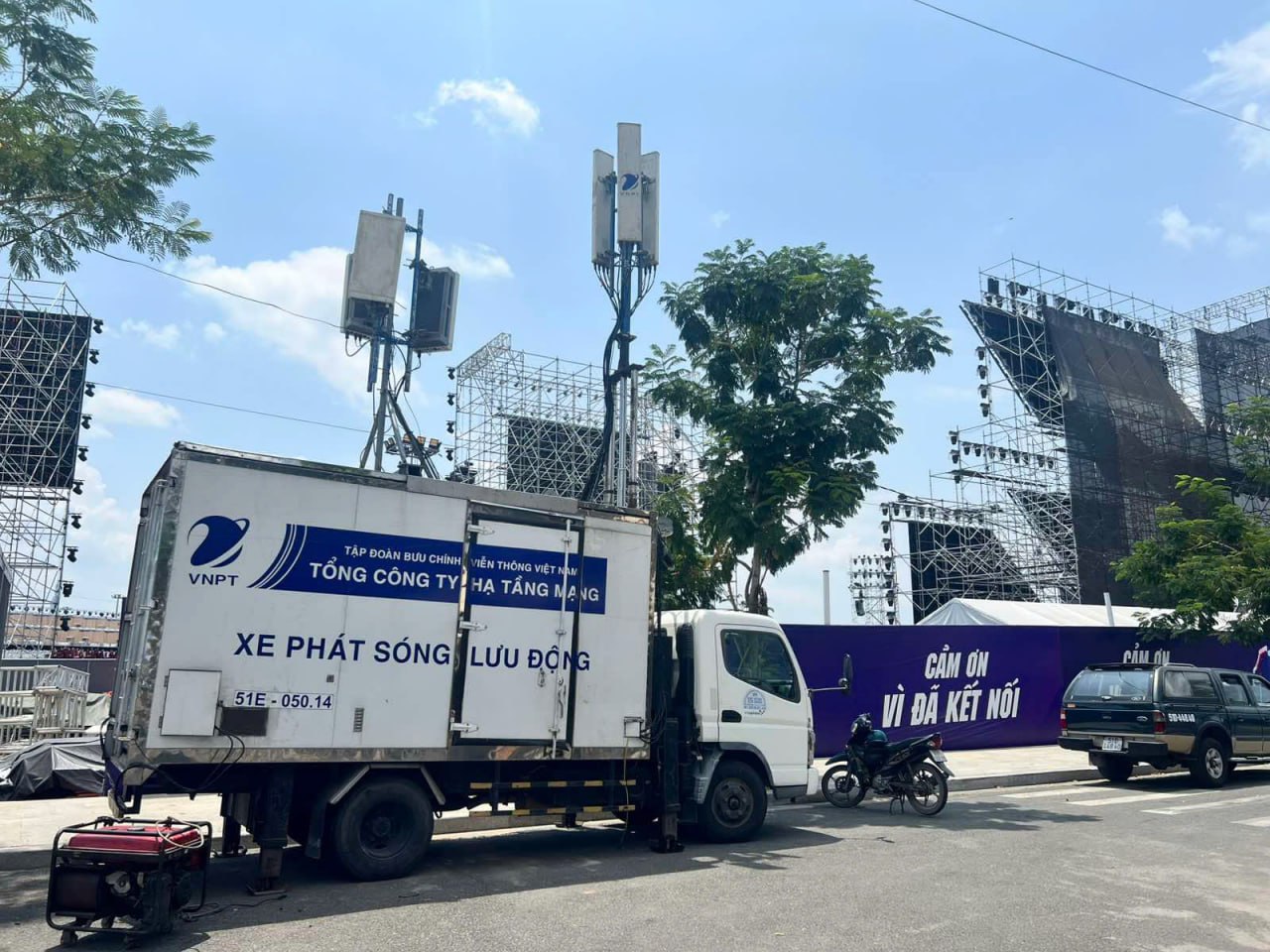 Xe phát sóng lưu động của VNPT đã có mặt tại các điểm tổ chức sự kiện để tăng cường chất lượng dịch vụ, phục vụ khách hàng