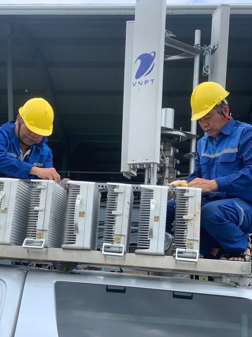 Đội ngũ kỹ thuật của VNPT đang gấp rút triển khai các trạm BTS lưu động, kéo cáp quang, lắp đặt và cấu hình thiết bị tại các điểm cầu truyền hình