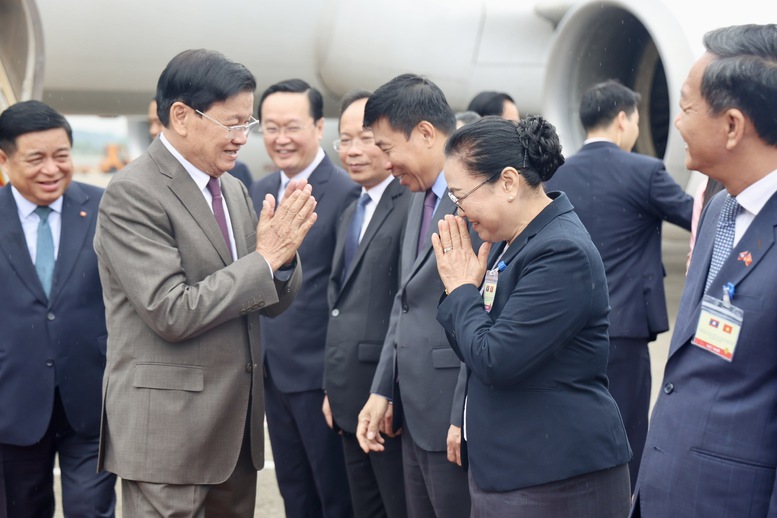 Tổng Bí thư, Chủ tịch nước Lào Thongloun Sisoulith chào, trò chuyện với các đại biểu tại lễ đón - Ảnh: VGP/Thu Sa Tổng Bí thư, Chủ tịch nước Lào Thongloun Sisoulith chào, trò chuyện với các đại biểu tại lễ đón - Ảnh: VGP/Thu Sa