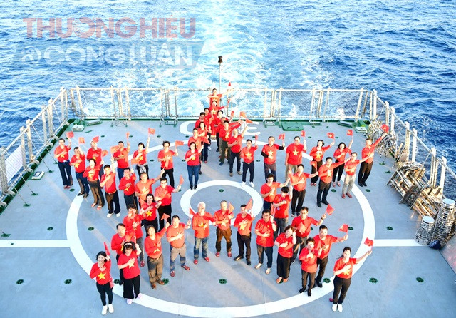 Các đại biểu xếp hình ngôi sao vàng trên Tàu KN 390