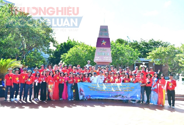 Đoàn công tác số 13 – “Chuyến tàu Đại đoàn kết dân tộc” chụp ảnh lưu niệm tại đảo Trường Sa