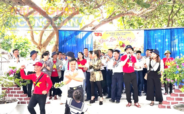 Đoàn văn nghệ sĩ của Hội Nhạc sĩ Việt Nam có buổi giiao lưu văn nghệ với các chiến sĩ trên đảo Sinh Tồn