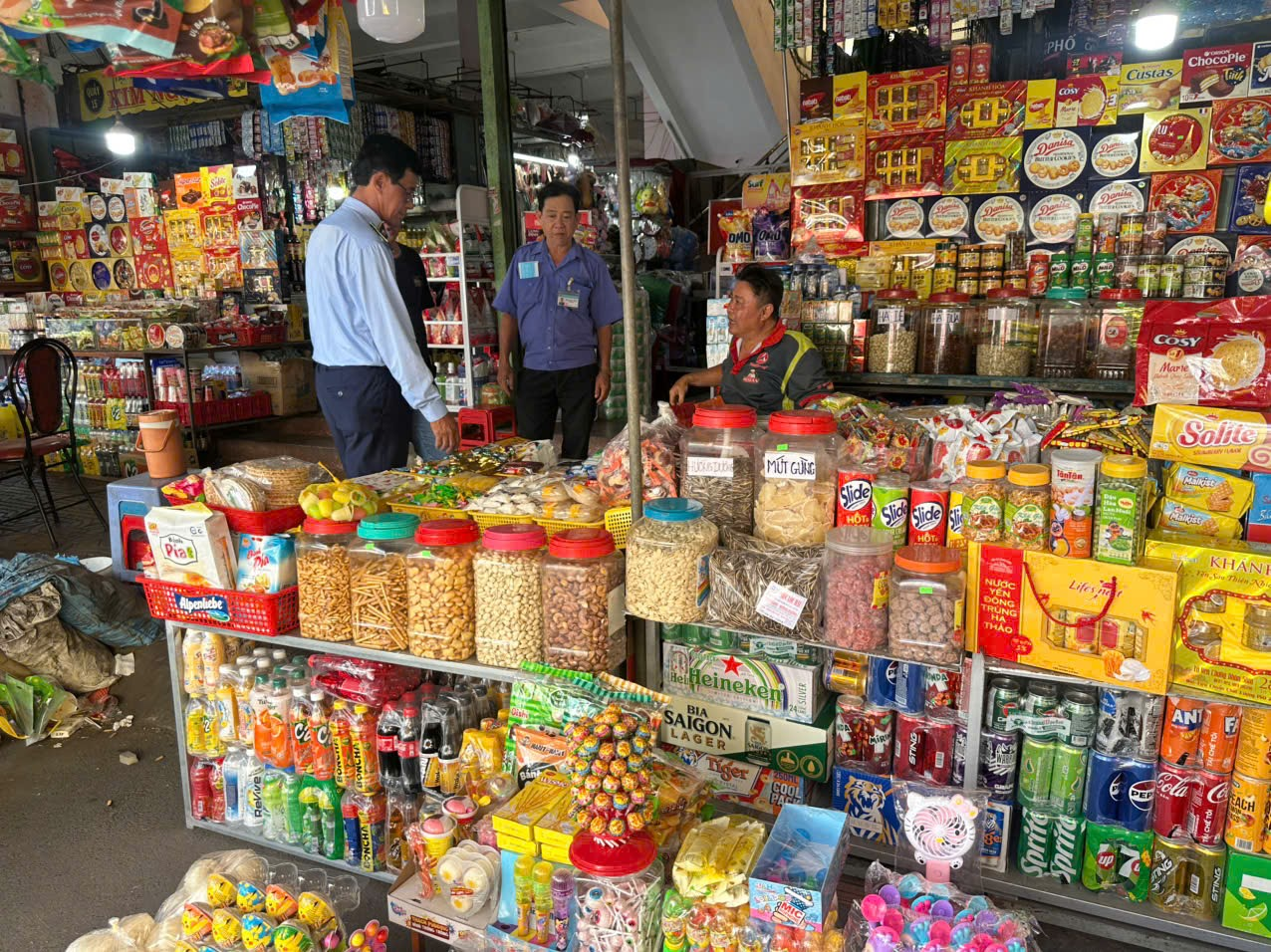 Đội QLTT số 1 giám sát mặt hàng sữa, bánh kẹo… Đội QLTT số 1 giám sát mặt hàng sữa, bánh kẹo…