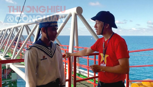 Nhạc sĩ Võ Đình Nam (Đà Nẵng), Trưởng đoàn văn nghệ sĩ của Hội Nhạc sĩ Việt Nam trò chuyện với chiến sĩ trên Nhà giàn DK1