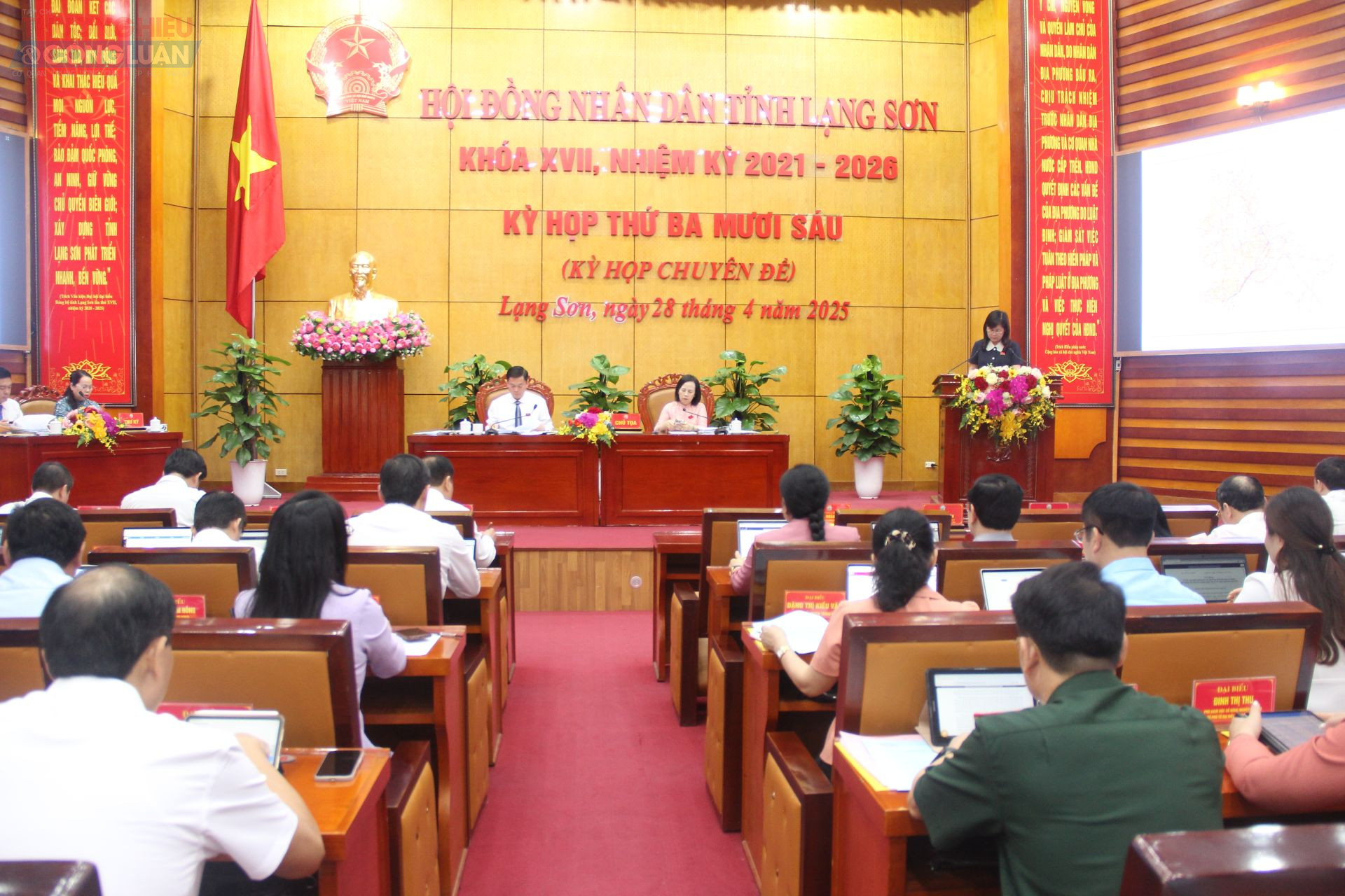 Quang cảnh kỳ họp