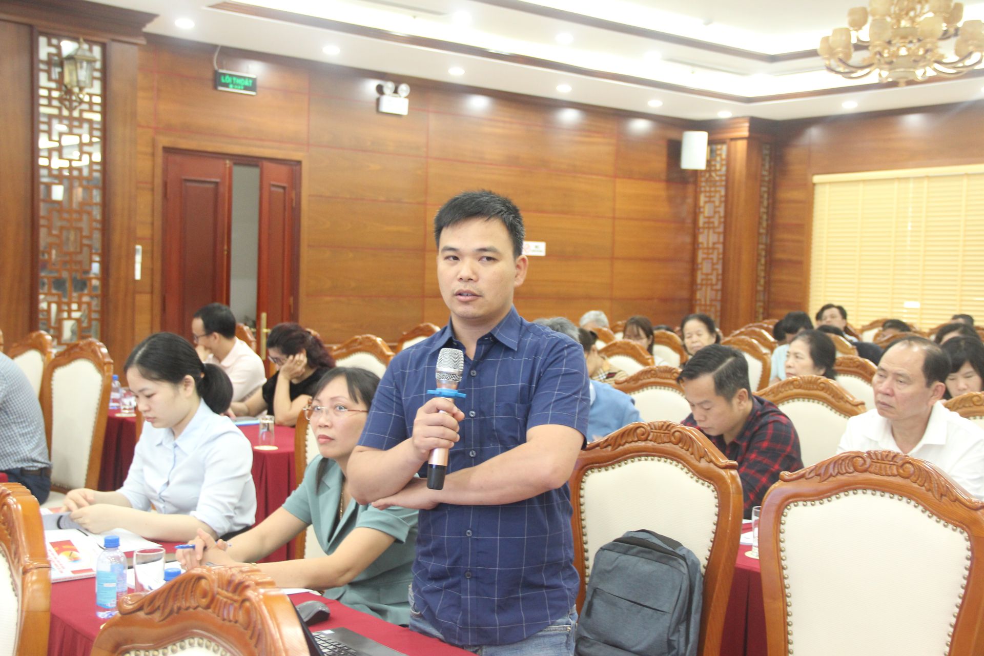 Các đại biểu trao đổi thông tin, chia sẻ kinh nghiệm về hoạt động kinh doanh, quản lý trợ tại chương trình