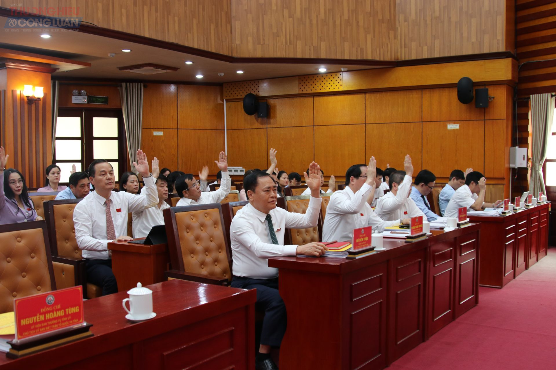 Các đại biểu HĐND tỉnh Lạng Sơn biểu quyết thông qua các Nghị quyết tại kỳ họp