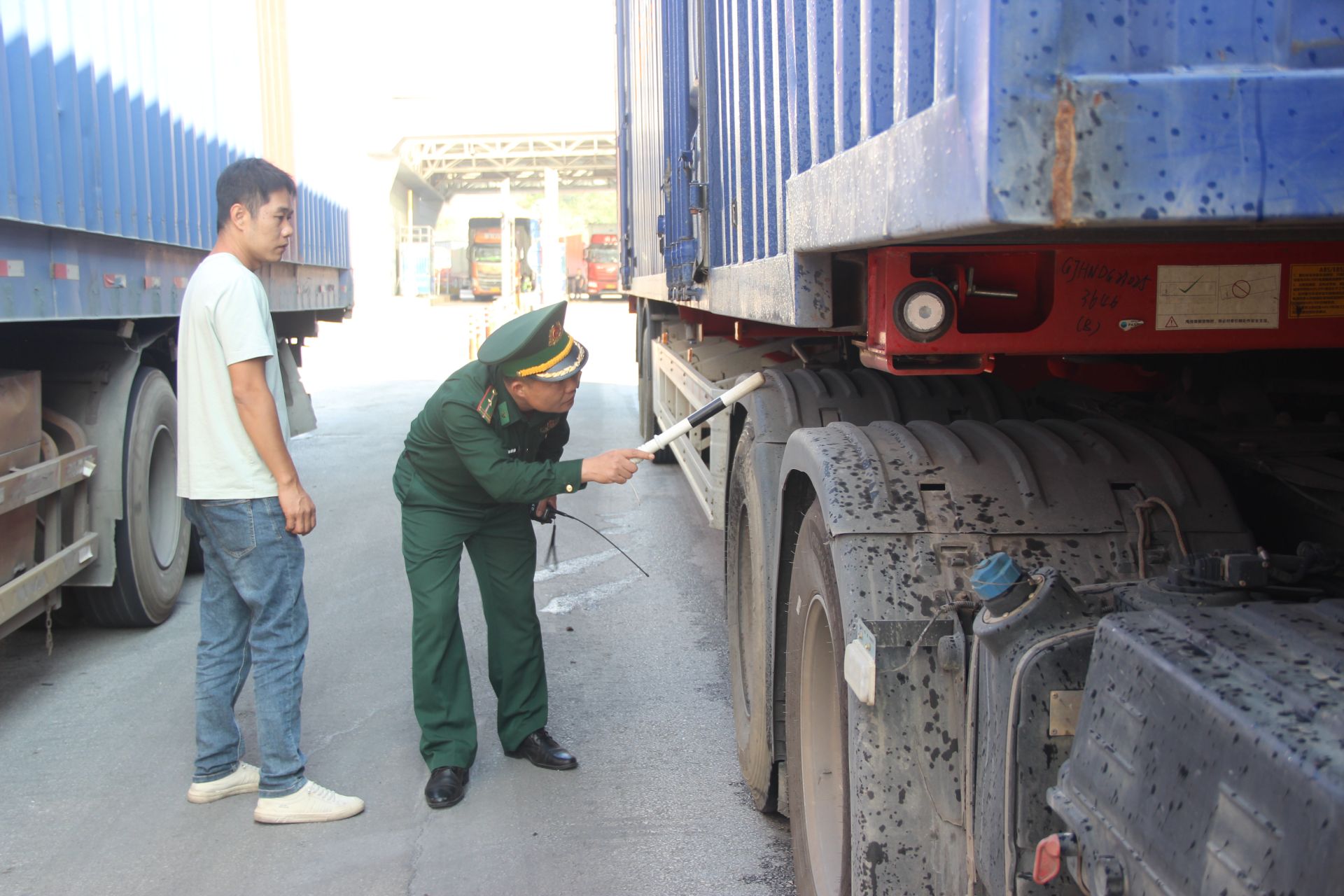 Cán bộ Đồn Biên phòng Cửa khẩu Chi Ma, huyện Lộc Bình, tỉnh Lạng Sơn kiểm tra, kiểm soát phương tiện xuất nhập khẩu tại khu vực cửa khẩu