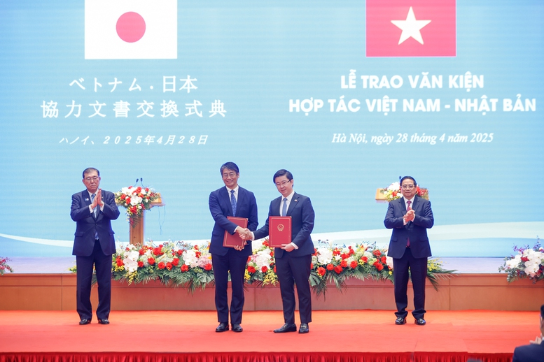 Thủ tướng Phạm Minh Chính và Thủ tướng Nhật Bản Ishiba Shigeru chứng kiến lễ trao Bản ghi nhớ hợp tác giữa Bộ Khoa học và Công nghệ Việt Nam và Bộ Giáo dục, Văn hóa, Thể thao, Khoa học và Công nghệ Nhật Bản về hợp tác nghiên cứu và phát triển trong lĩnh vực bán dẫn - Ảnh: VGP/Nhật Bắc Thủ tướng Phạm Minh Chính và Thủ tướng Nhật Bản Ishiba Shigeru chứng kiến lễ trao Bản ghi nhớ hợp tác giữa Bộ Khoa học và Công nghệ Việt Nam và Bộ Giáo dục, Văn hóa, Thể thao, Khoa học và Công nghệ Nhật Bản về hợp tác nghiên cứu và phát triển trong lĩnh vực bán dẫn - Ảnh: VGP/Nhật Bắc