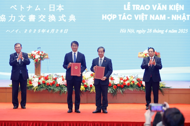 Thủ tướng Phạm Minh Chính và Thủ tướng Nhật Bản Ishiba Shigeru chứng kiến lễ trao Bản ghi nhớ hợp tác giữa Bộ Giáo dục và Đào tạo Việt Nam và Bộ Giáo dục, Văn hóa, Thể thao, Khoa học và Công nghệ Nhật Bản về hợp tác phát triển nguồn nhân lực trong lĩnh vực bán dẫn; Bản thỏa thuận khung về việc dạy tiếng Nhật ở trường phổ thông Việt Nam giữa Bộ Giáo dục và Đào tạo Việt Nam và Đại sứ quán Nhật Bản - Ảnh: VGP/Nhật Bắc Thủ tướng Phạm Minh Chính và Thủ tướng Nhật Bản Ishiba Shigeru chứng kiến lễ trao Bản ghi nhớ hợp tác giữa Bộ Giáo dục và Đào tạo Việt Nam và Bộ Giáo dục, Văn hóa, Thể thao, Khoa học và Công nghệ Nhật Bản về hợp tác phát triển nguồn nhân lực trong lĩnh vực bán dẫn; Bản thỏa thuận khung về việc dạy tiếng Nhật ở trường phổ thông Việt Nam giữa Bộ Giáo dục và Đào tạo Việt Nam và Đại sứ quán Nhật Bản - Ảnh: VGP/Nhật Bắc