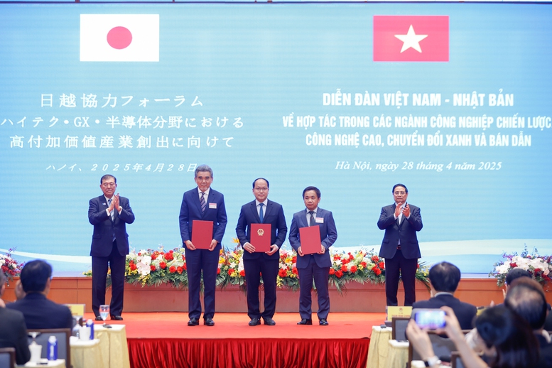 Hai Thủ tướng chứng kiến trao biên bản ghi nhớ hợp tác giữa Trung tâm Đổi mới sáng tạo Quốc gia và Đại học Hiroshima, Hội chuyên gia Việt Nhật (VJS) - Ảnh: VGP/Nhật Bắc Hai Thủ tướng chứng kiến trao biên bản ghi nhớ hợp tác giữa Trung tâm Đổi mới sáng tạo Quốc gia và Đại học Hiroshima, Hội chuyên gia Việt Nhật (VJS) - Ảnh: VGP/Nhật Bắc