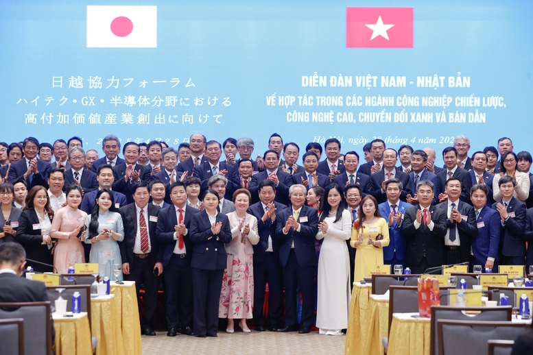 Thủ tướng Phạm Minh Chính và Thủ tướng Nhật Bản Ishiba Shigeru cùng các đại biểu dự Diễn đàn - Ảnh: VGP/Nhật Bắc Thủ tướng Phạm Minh Chính và Thủ tướng Nhật Bản Ishiba Shigeru cùng các đại biểu dự Diễn đàn - Ảnh: VGP/Nhật Bắc