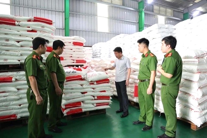 Lực lượng chức năng kiểm tra, thu giữ số lượng lớn dầu ăn, mỳ chính, hạt nêm giả tại Công ty TNHH Famimoto Việt Nam
