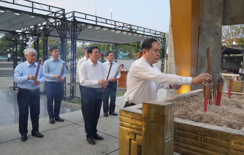 Chủ tịch Quốc hội Trần Thanh Mẫn cùng Đoàn công tác dâng hương tại đài tưởng niệm Nghĩa trang Liệt sĩ quốc gia Đường 9.
