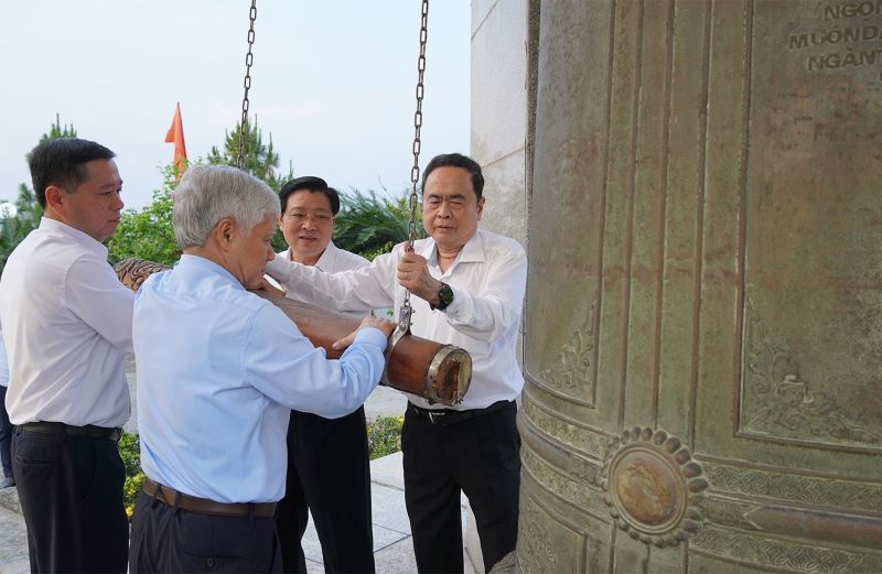 Đồng chí Trần Thanh Mẫn; đồng chí Đỗ Văn Chiến, đồng chí Phan Đình Trạc và đồng chí Nguyễn Long Hải (Bí thư Tỉnh ủy Quảng Trị) thỉnh 9 tiếng chuông tại Nghĩa trang liệt sĩ quốc gia Đường 9.