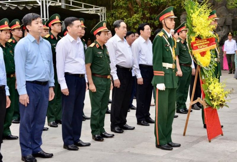 Chủ tịch Quốc hội Trần Thanh Mẫn cùng Đoàn công tác dâng hoa viếng các anh hùng liệt sĩ tại Nghĩa trang Liệt sĩ quốc gia Trường Sơn.