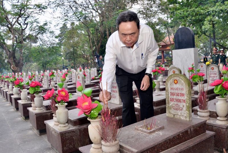 Chủ tịch Quốc hội Trần Thanh Mẫn thắp hương lên từng phần mộ các anh hùng liệt sĩ.