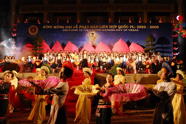 Chưng trình văn nghệ chào mừng Đại lễ Vesak 2008 tại Quảng trường 2- 4 Nha Trang (Ảnh tư liệu minh họa) Chưng trình văn nghệ chào mừng Đại lễ Vesak 2008 tại Quảng trường 2- 4 Nha Trang (Ảnh tư liệu minh họa)