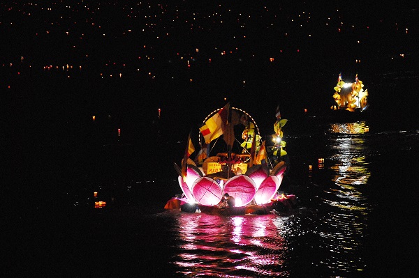 Hoa đăng thả trên sông Cái Nha Trang trong Đại lễ Vesak 2008 (ảnh TL minh họa) Hoa đăng thả trên sông Cái Nha Trang trong Đại lễ Vesak 2008 (ảnh TL minh họa)