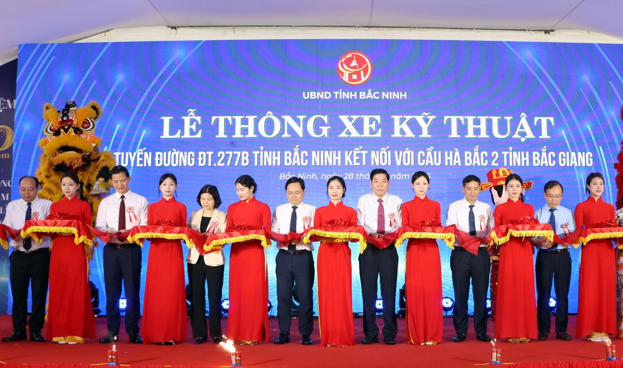 Bí thư Tỉnh ủy Bắc Ninh Nguyễn Anh Tuấn (thứ 7 từ trái qua), Bí thư Tỉnh ủy Bắc Giang Nguyễn Văn Gấu (thứ 9 từ trái qua), Chủ tịch HĐND tỉnh Bắc Ninh Nguyễn Hương Giang (thứ 5 từ trái qua), Chủ tịch UBND tỉnh Bắc Ninh Vương Quốc Tuấn (thứ 3 từ trái qua), Chủ tịch UBND tỉnh Bắc Giang Nguyễn Việt Oanh (thứ 6 từ phải qua) cắt băng thông xe kỹ thuật tuyến đường ĐT.277B. Bí thư Tỉnh ủy Bắc Ninh Nguyễn Anh Tuấn (thứ 7 từ trái qua), Bí thư Tỉnh ủy Bắc Giang Nguyễn Văn Gấu (thứ 9 từ trái qua), Chủ tịch HĐND tỉnh Bắc Ninh Nguyễn Hương Giang (thứ 5 từ trái qua), Chủ tịch UBND tỉnh Bắc Ninh Vương Quốc Tuấn (thứ 3 từ trái qua), Chủ tịch UBND tỉnh Bắc Giang Nguyễn Việt Oanh (thứ 6 từ phải qua) cắt băng thông xe kỹ thuật tuyến đường ĐT.277B.