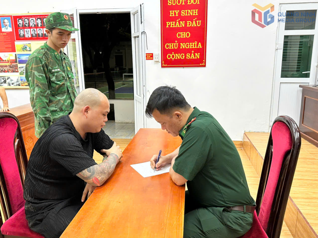 Hoàng Quang Linh khai nhận vận chuyển thuê toàn bộ số hàng hoá nói trên cho 1 người phụ nữ tại Chợ 4, TP Móng Cái để lấy tiền công. Hoàng Quang Linh khai nhận vận chuyển thuê toàn bộ số hàng hoá nói trên cho 1 người phụ nữ tại Chợ 4, TP Móng Cái để lấy tiền công.