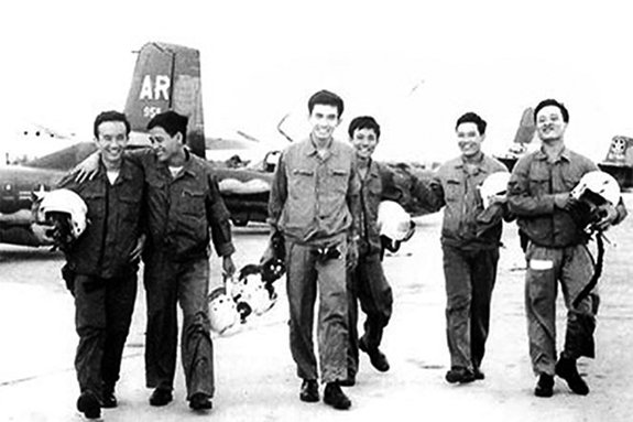 Phi đội Quyết thắng trước trận đánh bom Tân Sơn Nhất. Ảnh Tư liệu