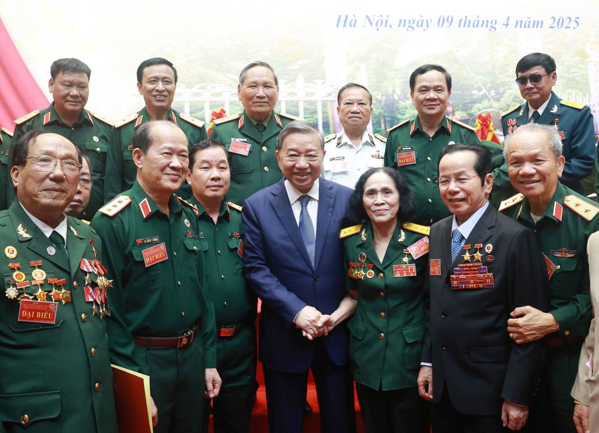 Tổng Bí thư Tô Lâm với đại biểu cựu chiến binh, cựu thanh niên xung phong, dân quân tự vệ tham gia cuộc kháng chiến chống đế quốc Mỹ, cứu nước nhân dịp kỷ niệm 50 năm Ngày giải phóng miền Nam, thống nhất đất nước (30/4/1975 – 30/4/2025) - Ảnh: TTXVN Tổng Bí thư Tô Lâm với đại biểu cựu chiến binh, cựu thanh niên xung phong, dân quân tự vệ tham gia cuộc kháng chiến chống đế quốc Mỹ, cứu nước nhân dịp kỷ niệm 50 năm Ngày giải phóng miền Nam, thống nhất đất nước (30/4/1975 – 30/4/2025) - Ảnh: TTXVN