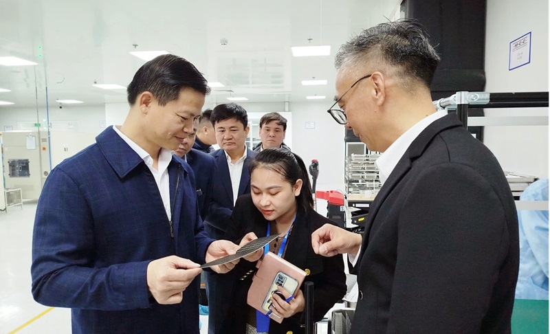 Chủ tịch UBND tỉnh Vương Quốc Tuấn (bên trái) thăm quan sản phẩm của Công ty TNHH Micro Commercial Components Việt Nam, doanh nghiệp chuyên sản xuất và lắp ráp thiết bị bán dẫn tại Khu công nghiệp Yên Phong II-C Chủ tịch UBND tỉnh Vương Quốc Tuấn (bên trái) thăm quan sản phẩm của Công ty TNHH Micro Commercial Components Việt Nam, doanh nghiệp chuyên sản xuất và lắp ráp thiết bị bán dẫn tại Khu công nghiệp Yên Phong II-C