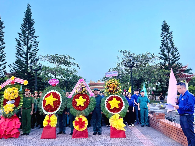 Đà Nẵng: Lễ thắp nến tri ân các Anh hùng liệt sĩ nhân kỷ niệm 50 năm Giải phóng miền Nam