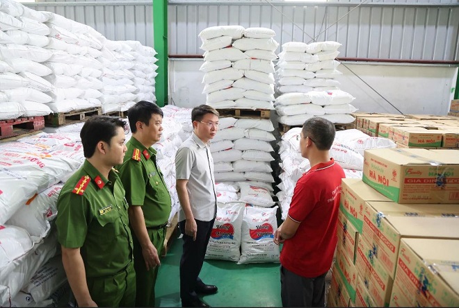 Công an phát hiện, tạm giữ hơn 71.000 lít dầu ăn, khoảng 40 tấn mì chính, 22 tấn hạt nêm, 9 tấn bột canh giả xảy ra tại Phú Thọ Công an phát hiện, tạm giữ hơn 71.000 lít dầu ăn, khoảng 40 tấn mì chính, 22 tấn hạt nêm, 9 tấn bột canh giả xảy ra tại Phú Thọ