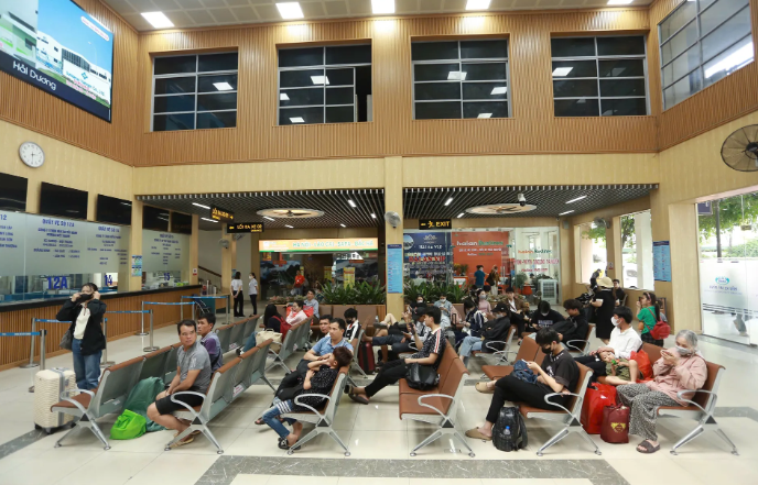 Nhà chờ tại Bến xe Mỹ Đình luôn đông đúc hành khách, chờ xe. Ảnh: Phạm Công
