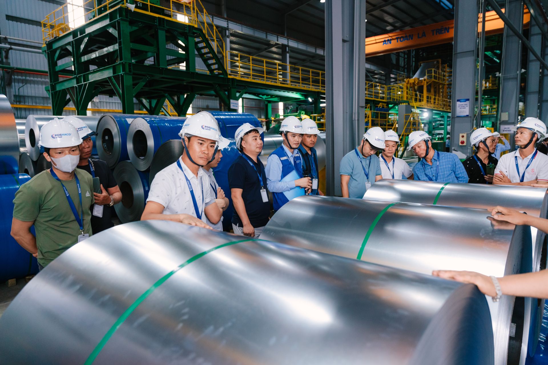 Factory Tour quy mô 500 người – hoạt động nổi bật tại sự kiện, minh chứng cho năng lực sản xuất hiện đại và cam kết minh bạch của Tập đoàn POSHACO. Factory Tour quy mô 500 người – hoạt động nổi bật tại sự kiện, minh chứng cho năng lực sản xuất hiện đại và cam kết minh bạch của Tập đoàn POSHACO.