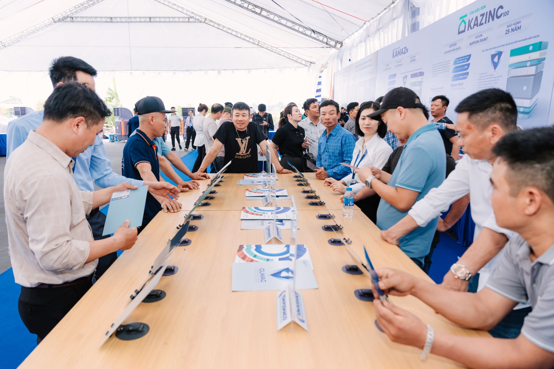 Factory Tour quy mô 500 người – hoạt động nổi bật tại sự kiện, minh chứng cho năng lực sản xuất hiện đại và cam kết minh bạch của Tập đoàn POSHACO. Factory Tour quy mô 500 người – hoạt động nổi bật tại sự kiện, minh chứng cho năng lực sản xuất hiện đại và cam kết minh bạch của Tập đoàn POSHACO.