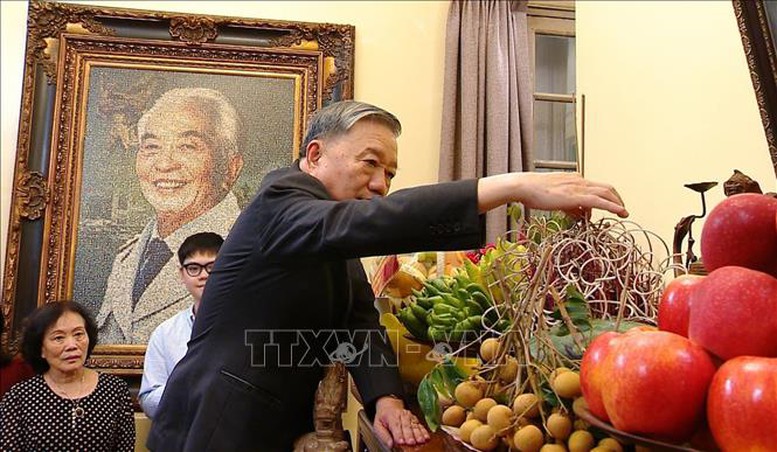 Tổng Bí thư Tô Lâm dâng hương tưởng nhớ Đại tướng Võ Nguyên Giáp - Ảnh: TTXVN