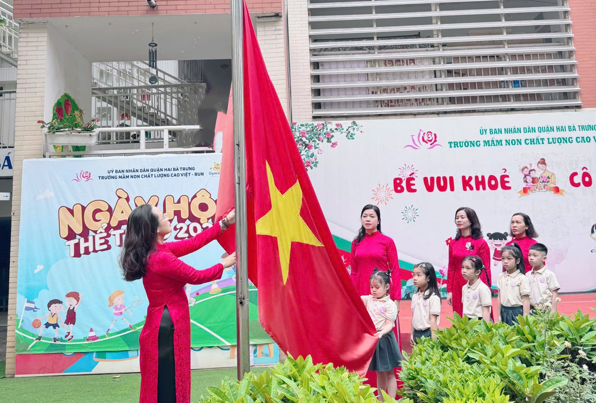 Lá cờ đỏ sao vàng từ từ được kéo lên giữa sân trường, trong khi cô và trò lặng lẽ nghiêm trang thể hiện lòng thành kính với Tổ quốc. Lá cờ đỏ sao vàng từ từ được kéo lên giữa sân trường, trong khi cô và trò lặng lẽ nghiêm trang thể hiện lòng thành kính với Tổ quốc.