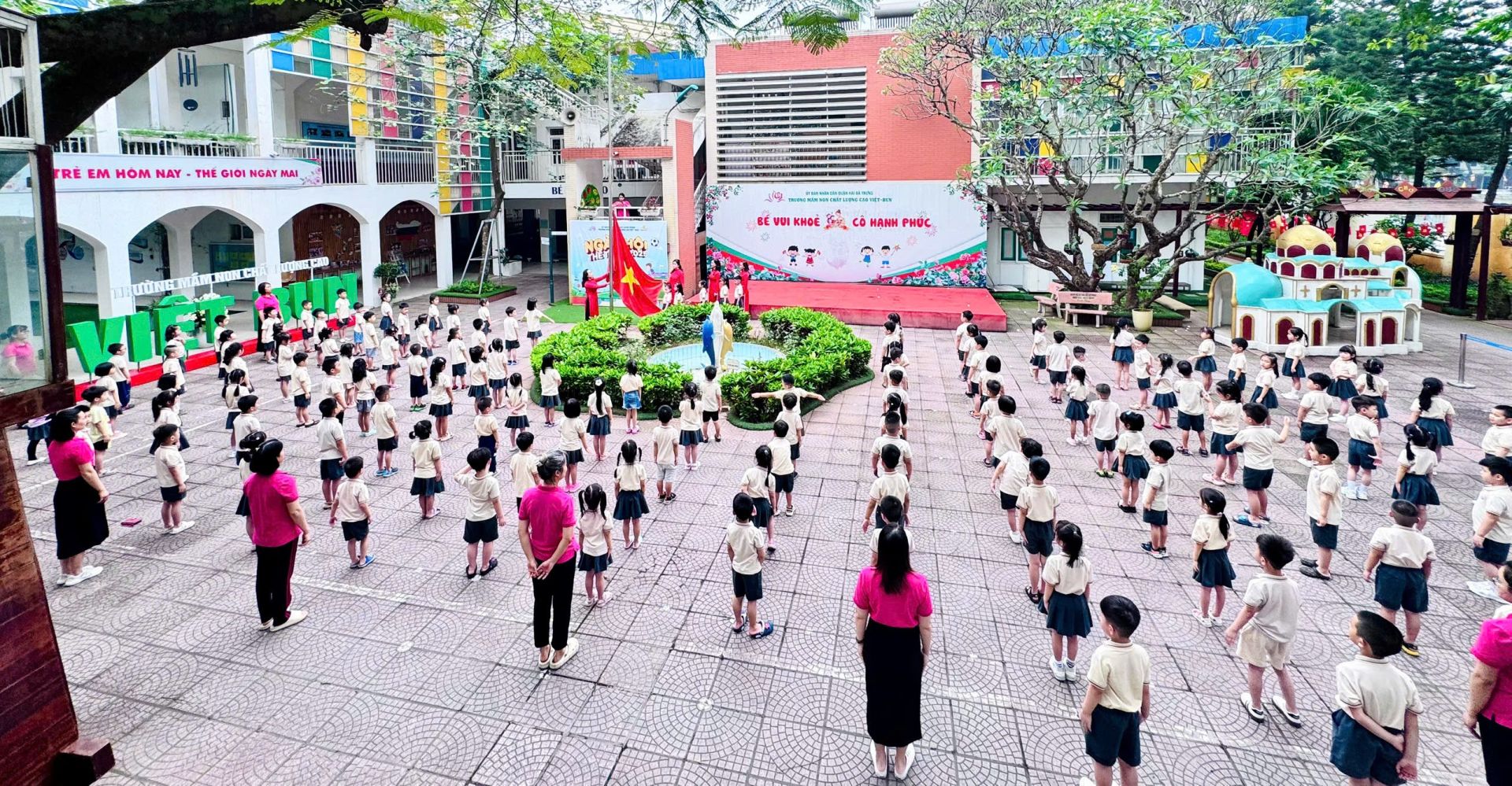 Lá cờ đỏ sao vàng từ từ được kéo lên giữa sân trường, trong khi cô và trò lặng lẽ nghiêm trang thể hiện lòng thành kính với Tổ quốc. Lá cờ đỏ sao vàng từ từ được kéo lên giữa sân trường, trong khi cô và trò lặng lẽ nghiêm trang thể hiện lòng thành kính với Tổ quốc.