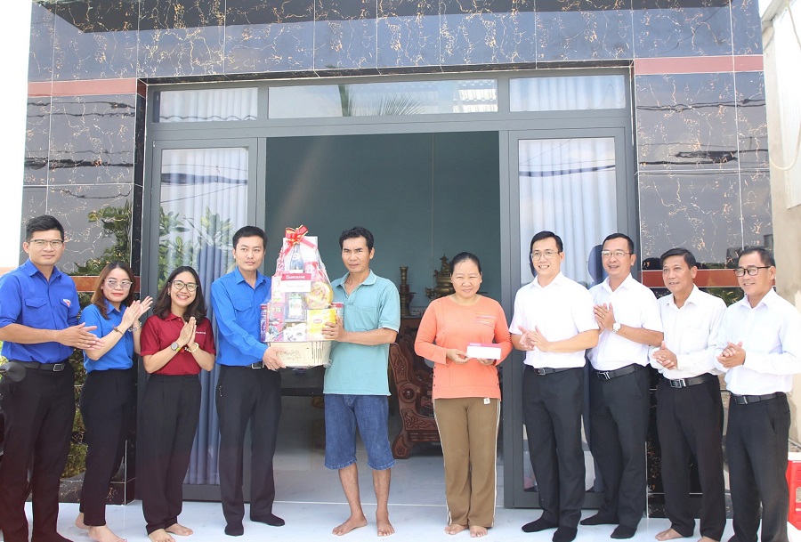 Đại diện Agribank chúc mừng gia đình ông Phạm Văn Tùng (huyện Cần Giờ) tại căn nhà sau khi được hỗ trợ sửa chữa Đại diện Agribank chúc mừng gia đình ông Phạm Văn Tùng (huyện Cần Giờ) tại căn nhà sau khi được hỗ trợ sửa chữa